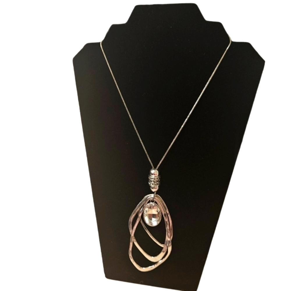 FASHION COSTUME JEWELRY Silver Bling Necklace.